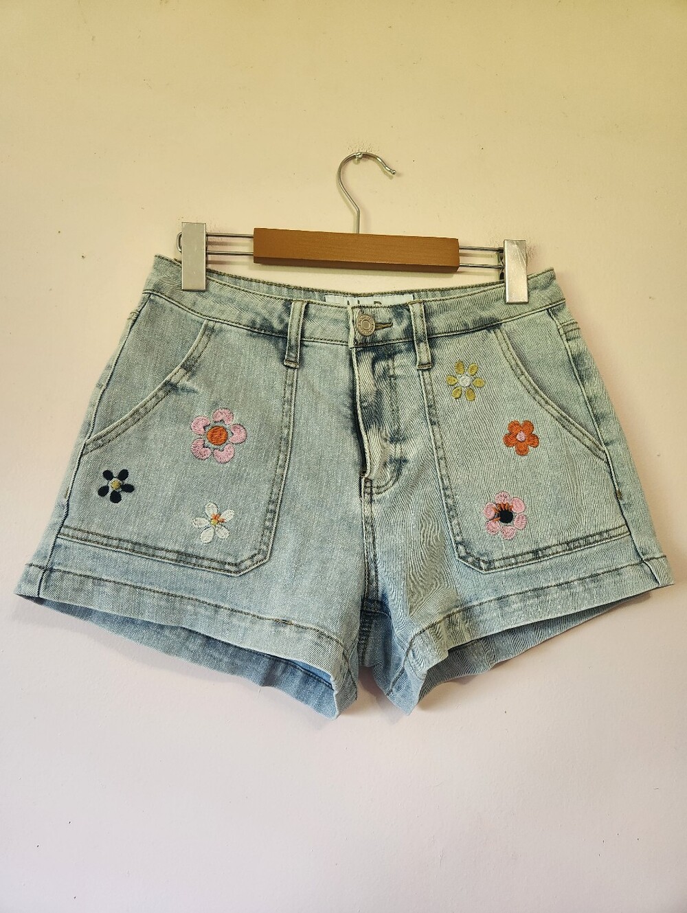 Indigo Rein Light Wash Floral Embroidered Patch Pocket Denim Shorts Size 7 Boho